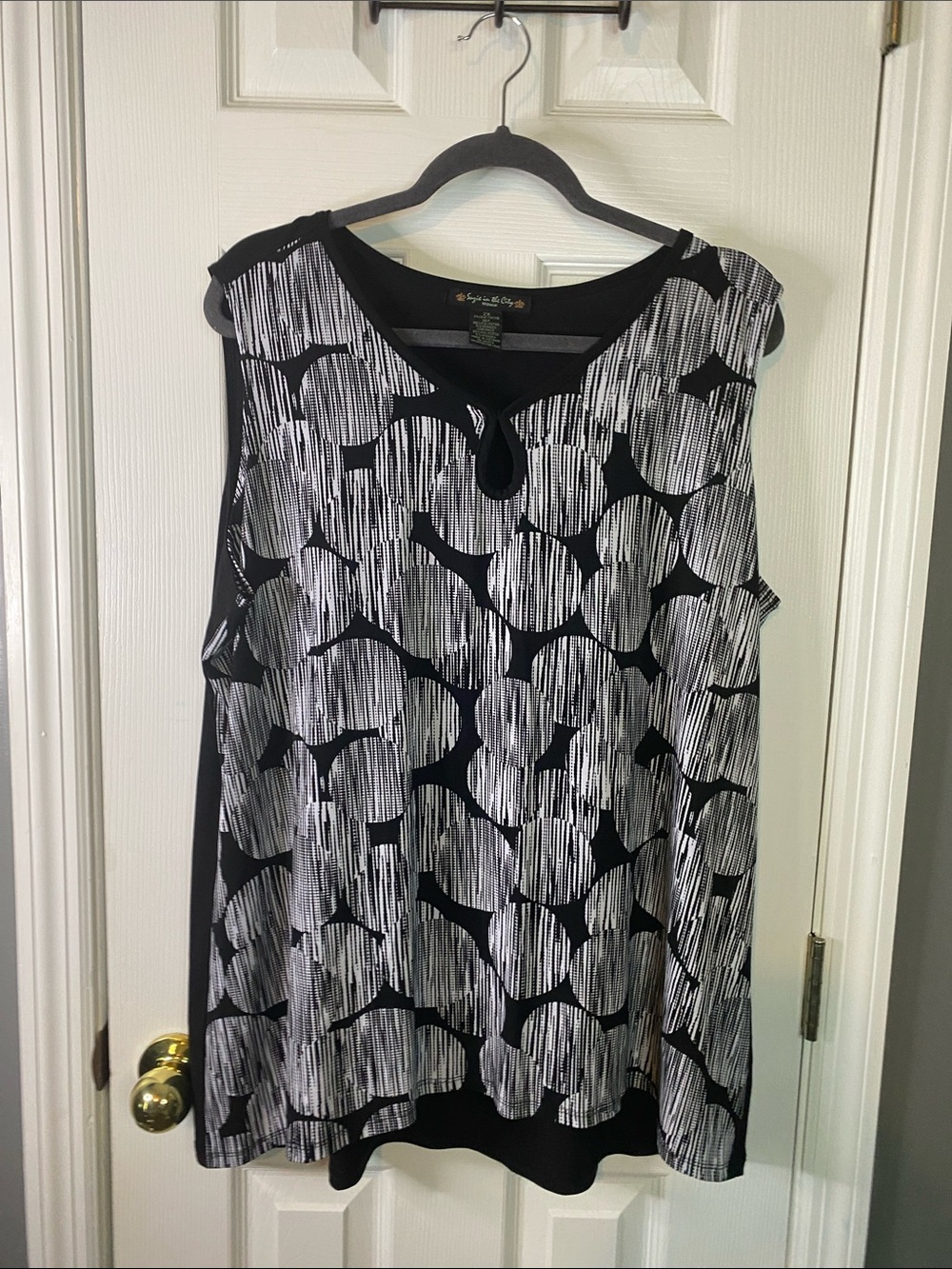 Susie in The City Black & White Sleeveless Keyhole Tank Size2X.